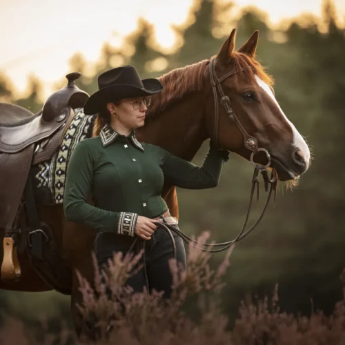 Chiara Calow Bild für Leistungspunkt Pferdefotografie; Dame sieht mit Pferd nach rechts.